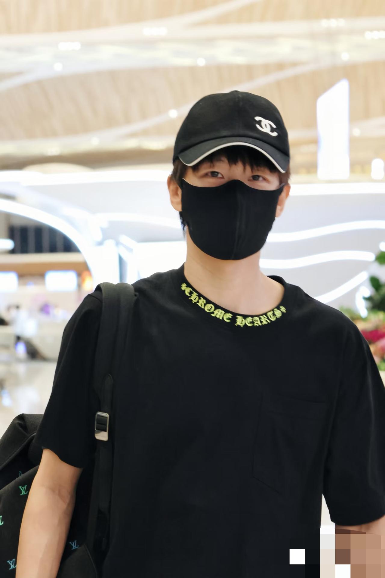 林高远在粤超开幕式演唱后马不停蹄的赶往上海参加明天的活动！
林高远今晚是唱开心啦