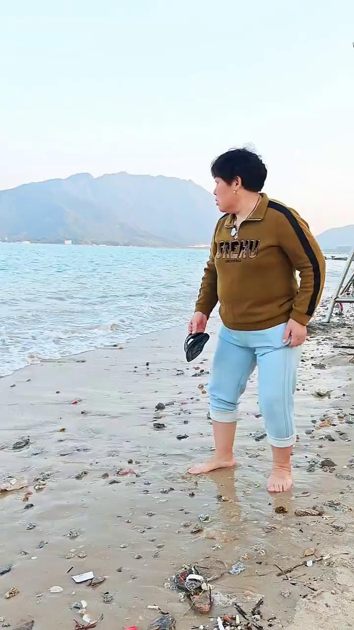 干什么干什么，有人。这娘们可不像好人。