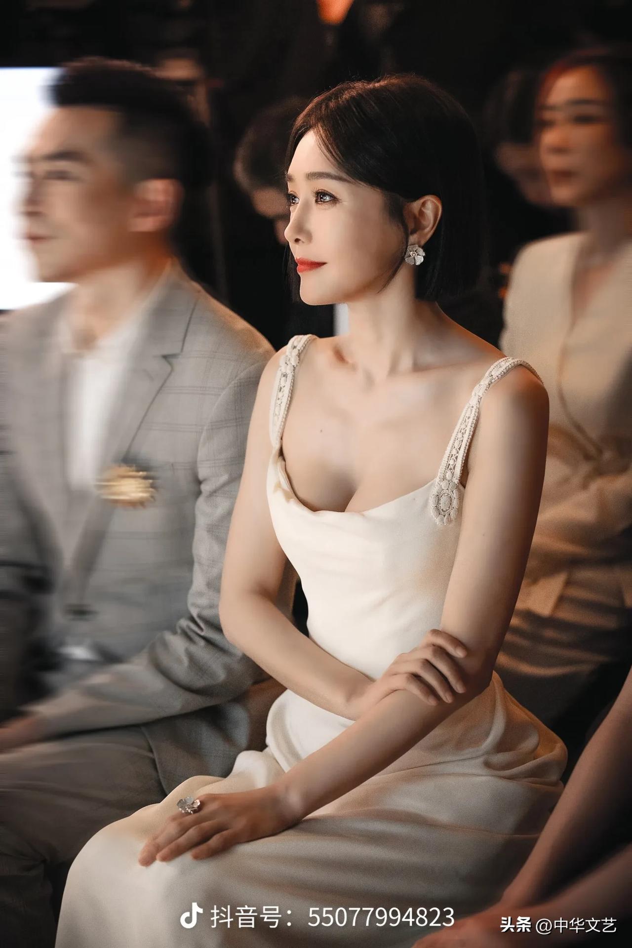 著名演员秦岚作为46岁的单身女性，这几年虽然嗓子不知为何变哑了，但其凹凸有致的身