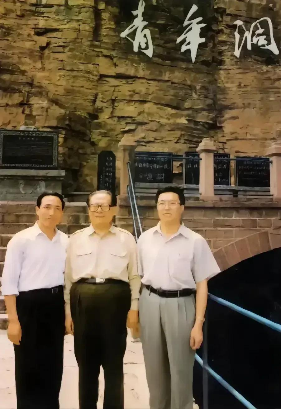 1996年6月，江泽民和林州市委书记毛万春、市长李庆瑞的合影。

毛万春和李庆瑞