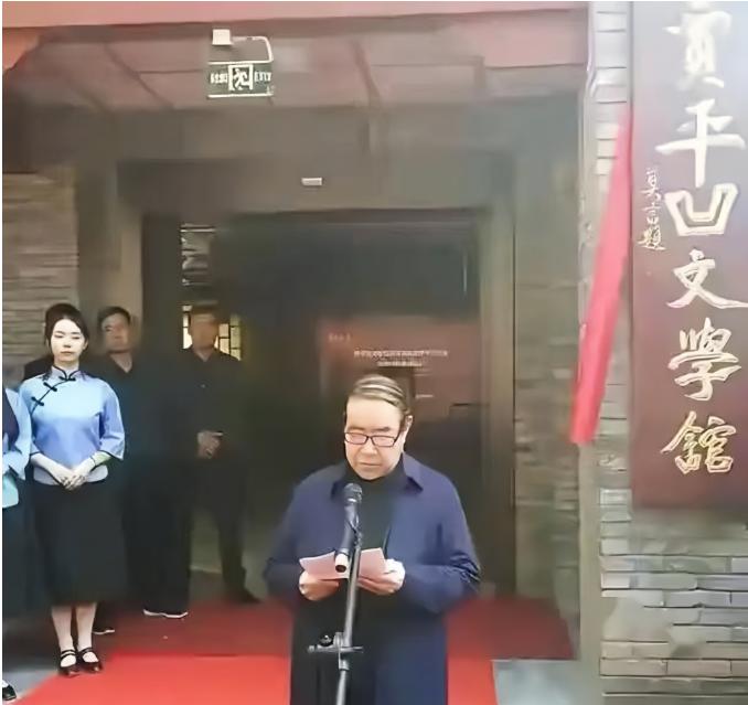 西安两座贾平凹主题馆悄悄关门了。说实话，这事从一开始就透着别扭。老话说“生不入祠