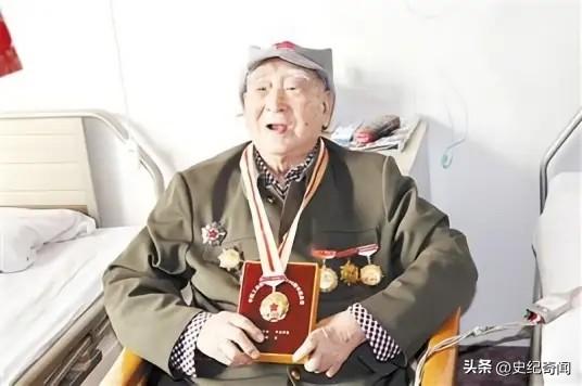 1943年，一名八路军政委腰部中弹，倒在了血泊中，就在一名汉奸做出补刀动作时，突