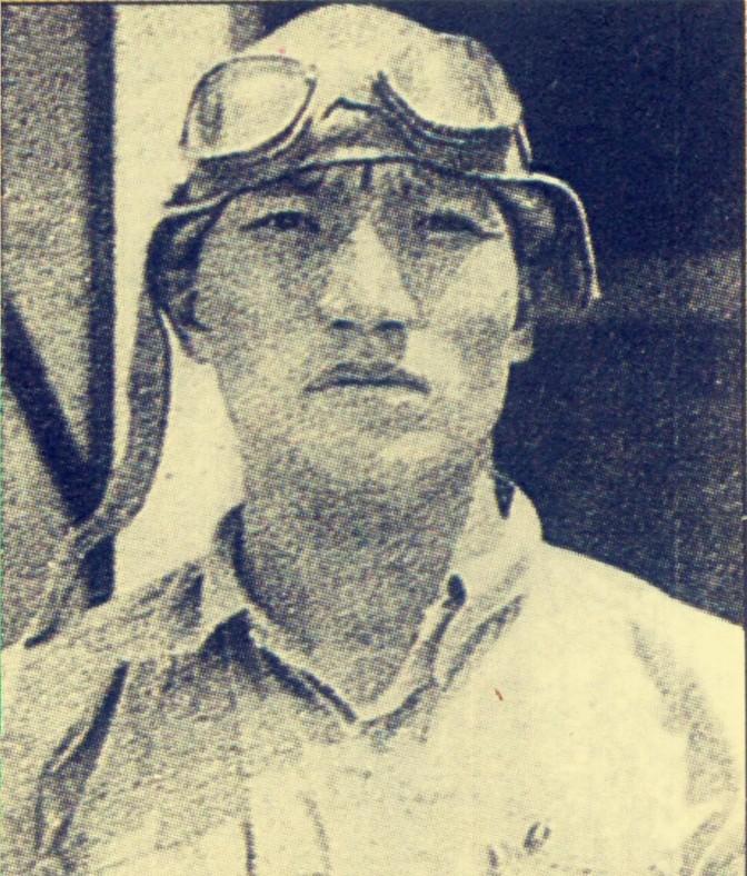 1937年，日本空军公然违反国际公约，对着已经跳伞的乐以琴仍不断开枪射击。为了减