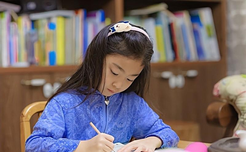 小学生到底要不要学奥数？这几点家长们要知道。
夜很深了，你家孩子还在台灯底下，对