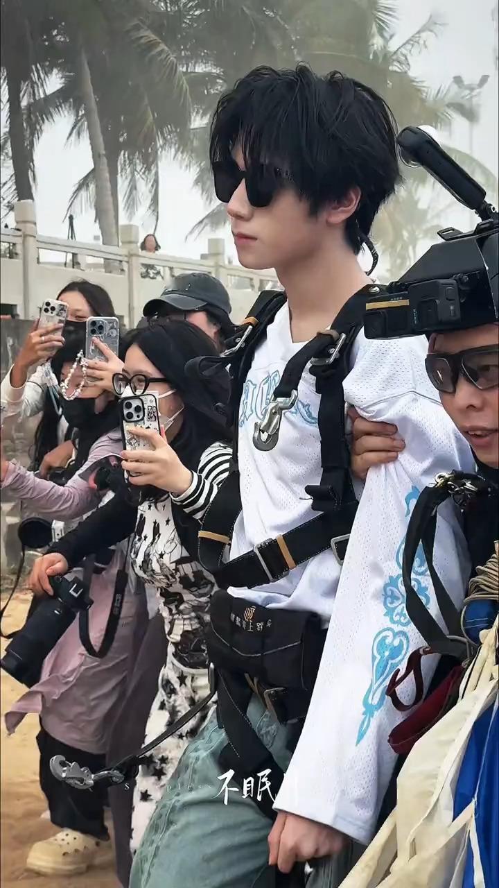 王橹杰跳伞 王橹杰完全是小说男主，戴墨镜把我们迷成啥样了啊，好酷、好帅、好勇敢～