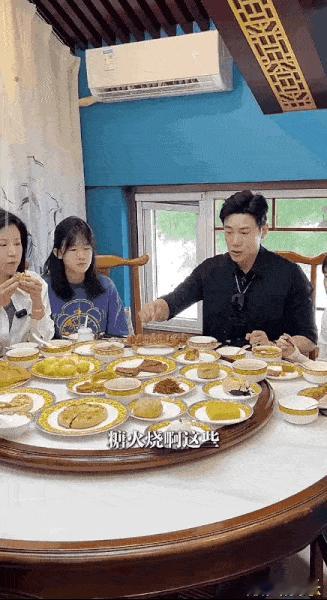 哇塞，陆毅一家四口的早餐盛宴啊！居然用了15个碟子和13个碗！真是大手笔！咱普通