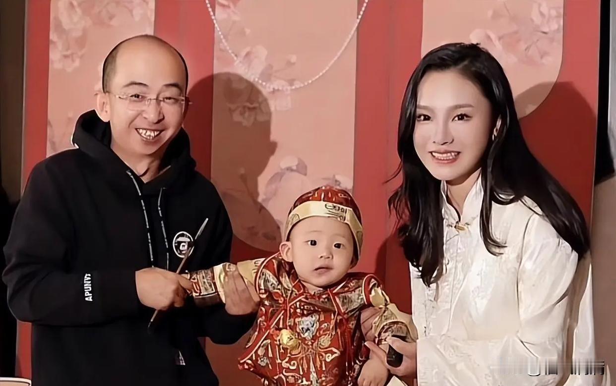 9岁被李少红选中当童星，
14岁却睡在北京地铁站。
巨兴茂这人生，开局像拿了主角