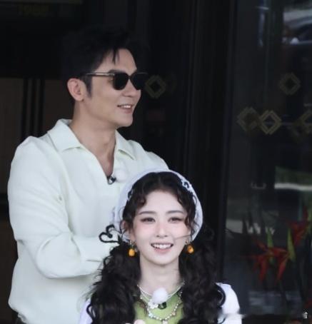 白鹿背了李晨送的包白鹿直播背了李晨送的包奔跑吧 李晨送的小菠萝包，白鹿第二天就背