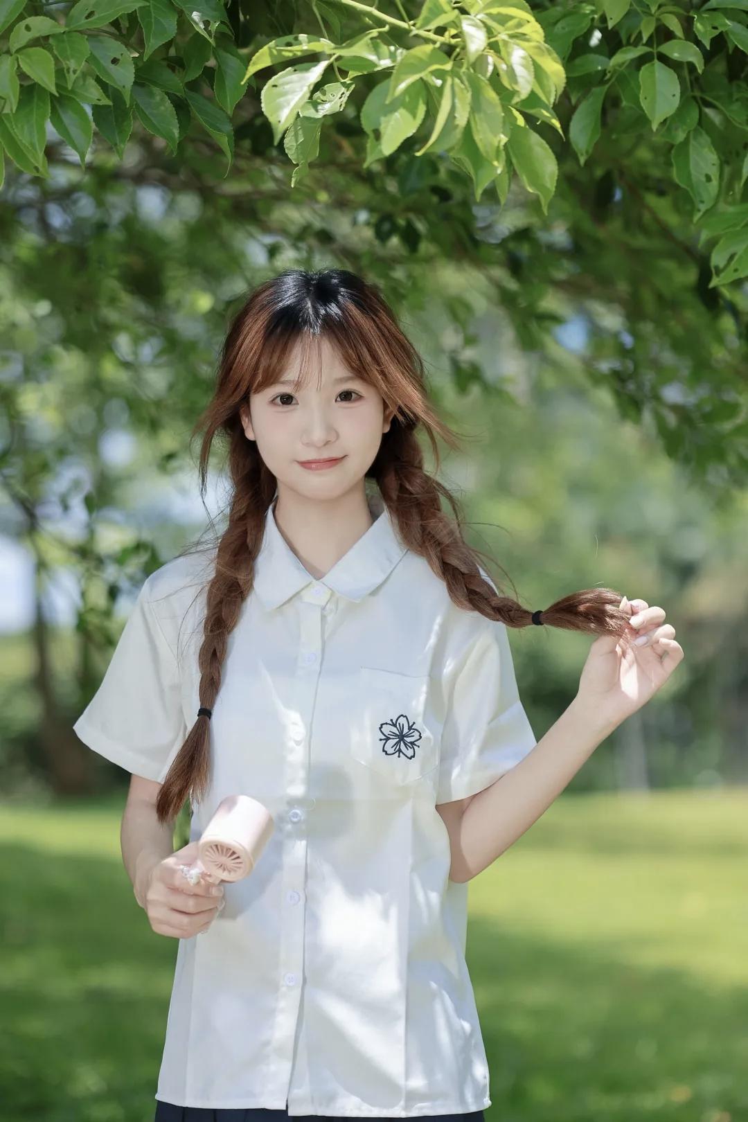 清纯甜美的样子漂亮吗秋风萧瑟，阳光明媚分享甜美小姐姐随手拍 你觉得什么样的美女算
