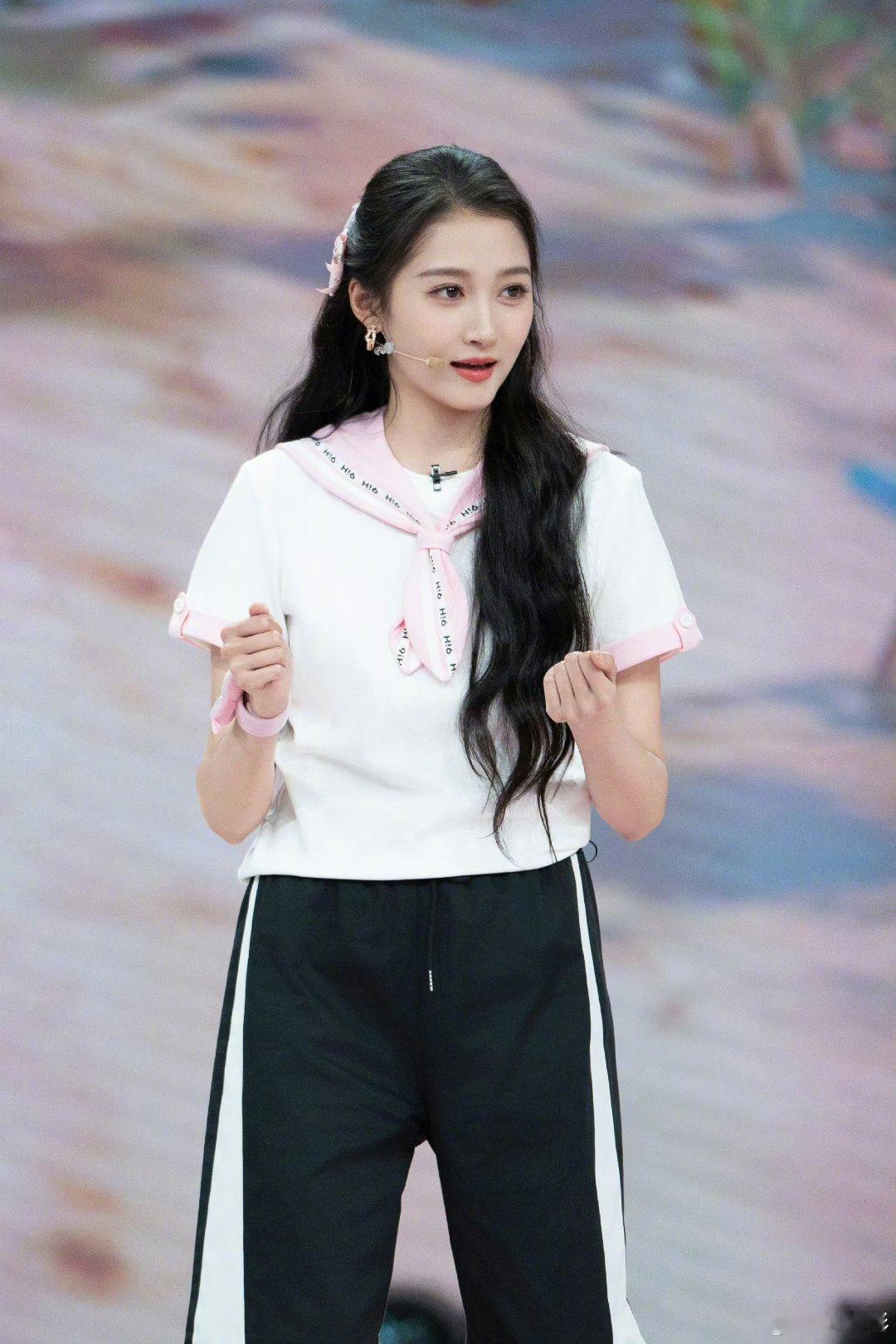 李昀锐一把就把关晓彤抱起来了此沙任敏为关晓彤李昀锐出片你好星期六 为了完成游戏，