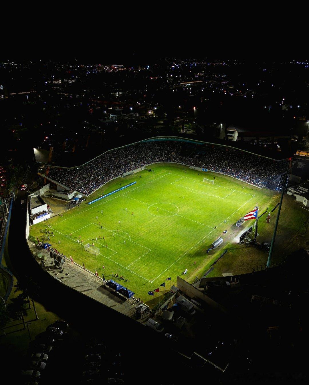 只有一半看台的球场！🏟下一场季前赛，迈阿密国际将在波多黎各的胡安·拉蒙·卢布里