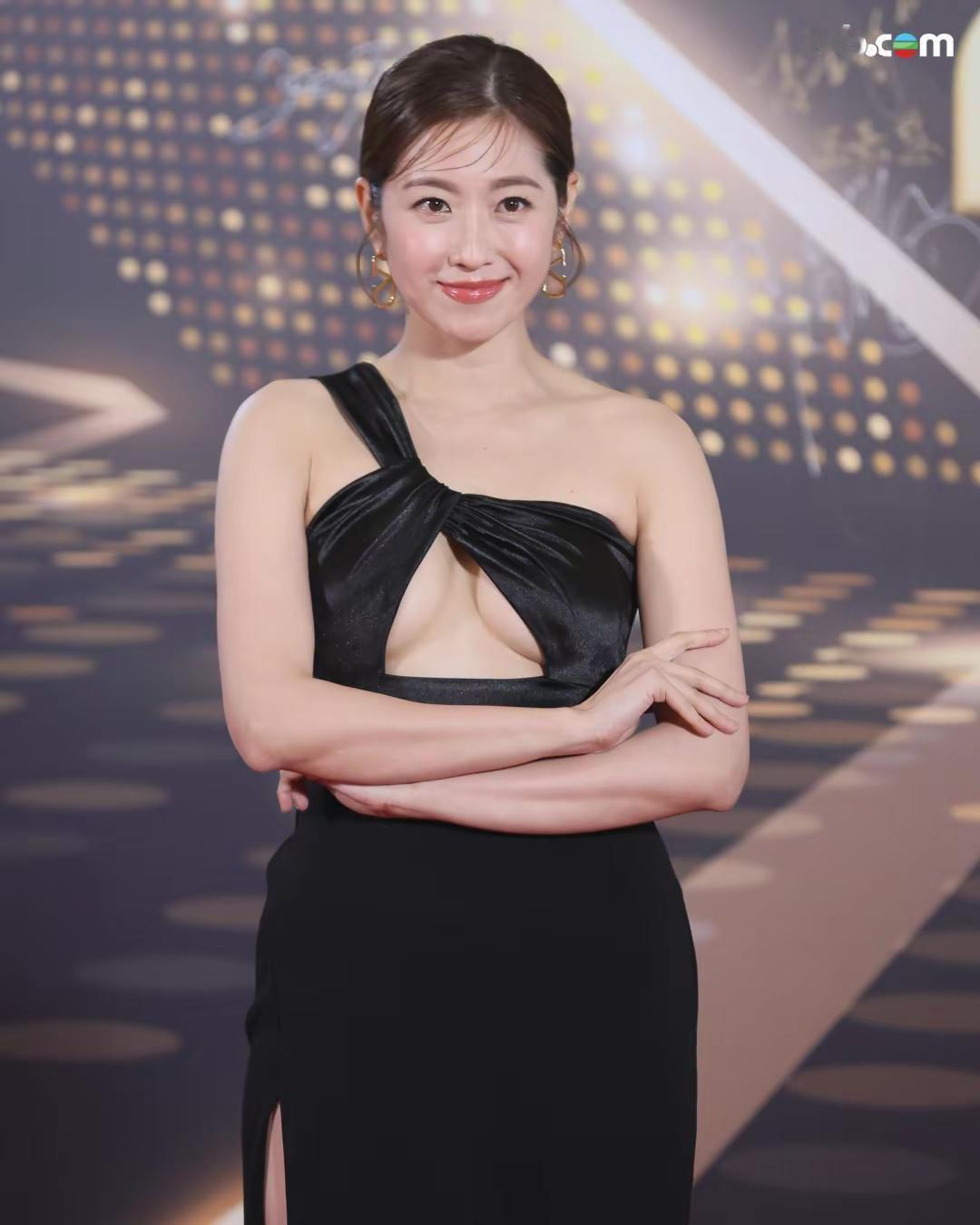 其实昨晚《万千星辉颁奖典礼2025》第一场战场是在红毯环节，每个女艺人都争奇斗艳