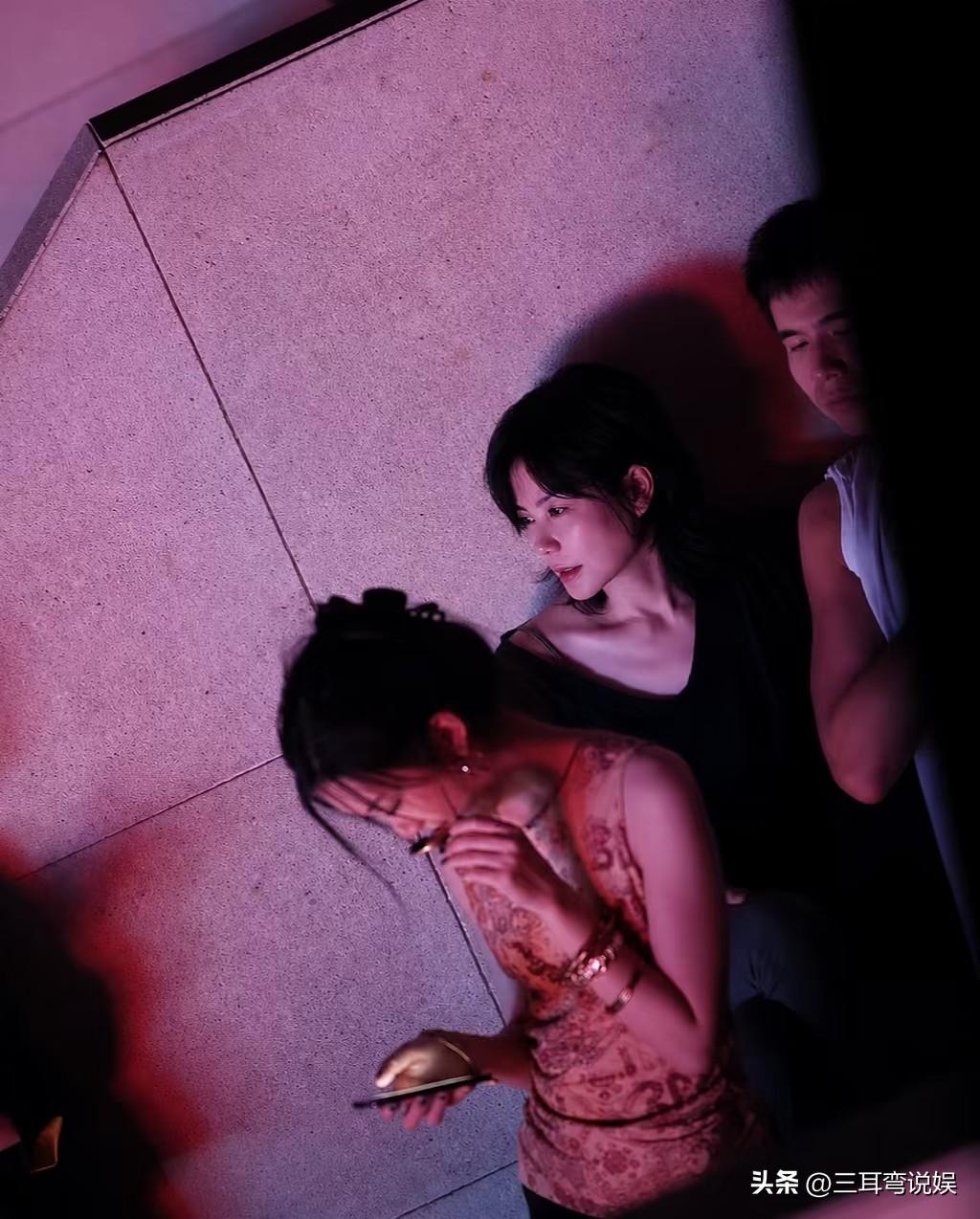 有网友分享两年前王菲和女儿李嫣看重塑演唱会的照片，当天的王菲虽然穿着朴素，但也挡