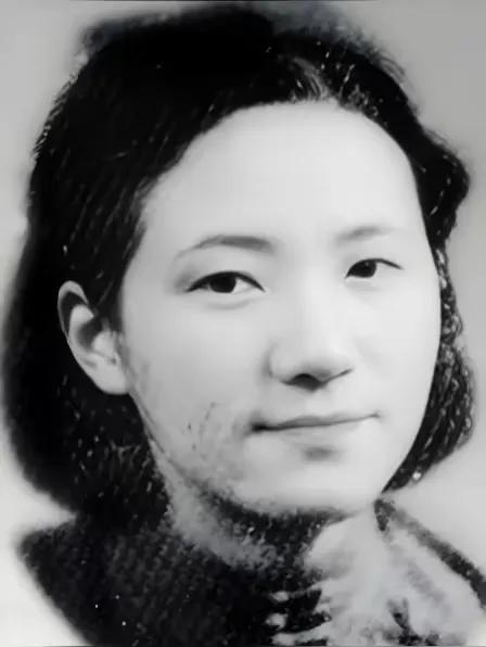 1934年，新婚不久的才女作家苏青就撞见丈夫与表嫂约会，她隐忍不发，接连生下5个