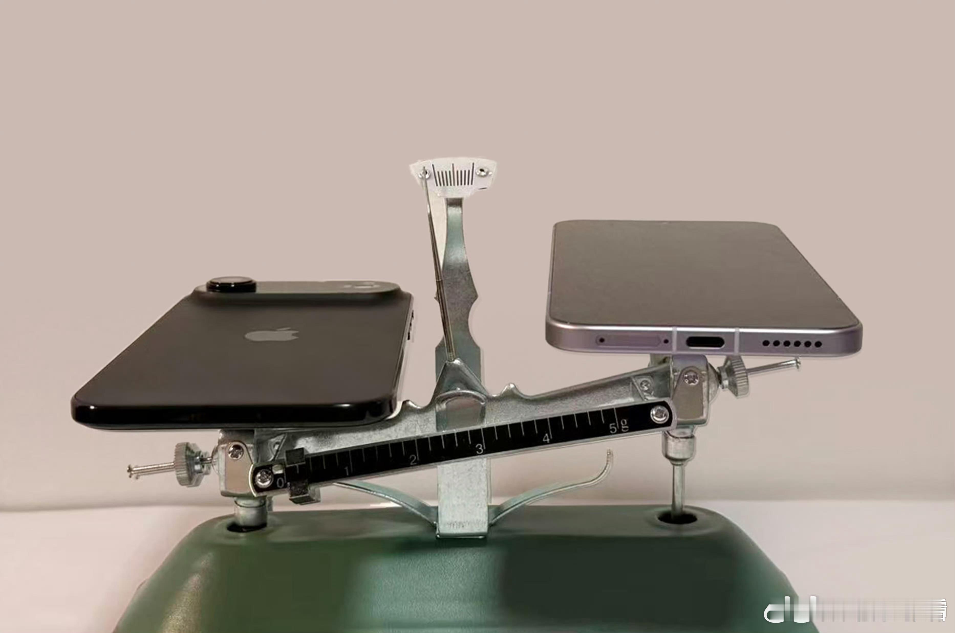 这是荣耀的Magic8 Air吗？比苹果的iPhone Air还轻啊！ 