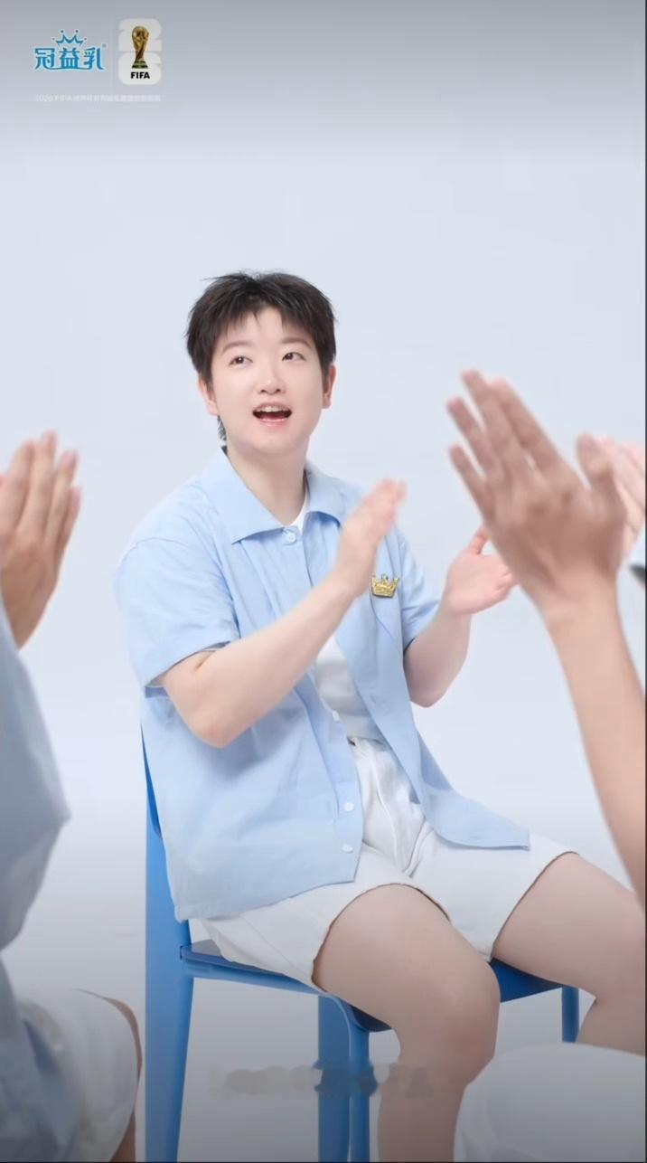 “酸奶里面有什么～” “哈喽哈喽～快进来”今天一蓝一粉真的萌晕😽🩵🩷甜甜的