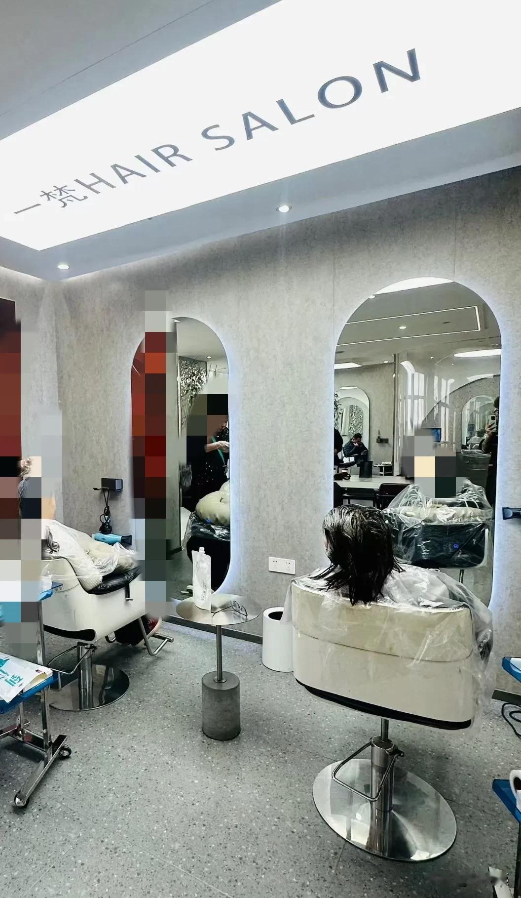 今天去剪头发，发型师是个河南人，他对我白发能忍4个月不染，表示佩服。他说我皮肤好