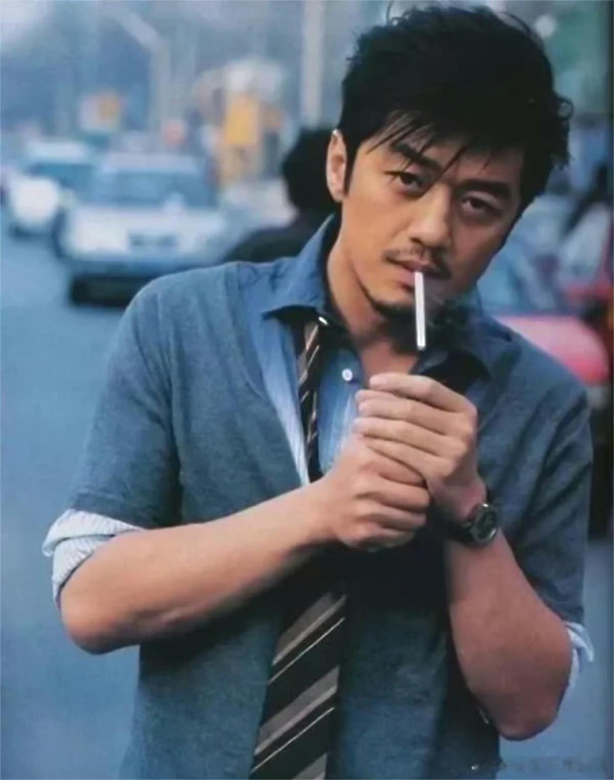 王菲的眼光真的不用质疑，年轻时的李亚鹏颜值不输谢霆锋，甚至还多几分男人味！

之