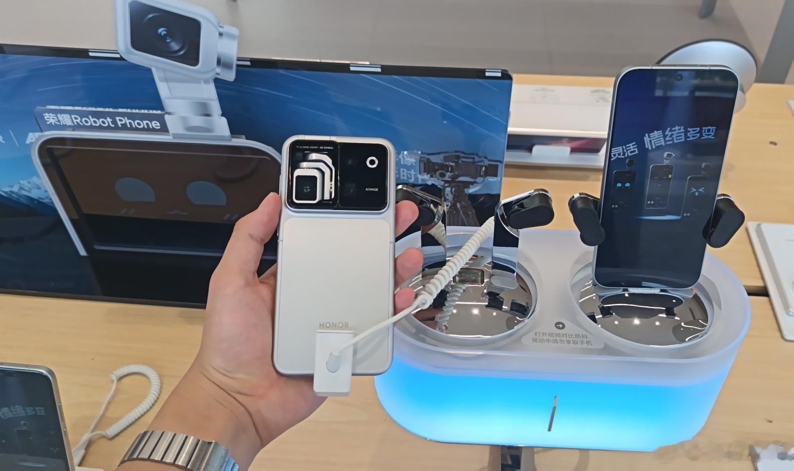 好好好，荣耀Robot phone样机已到店，可以去摸了