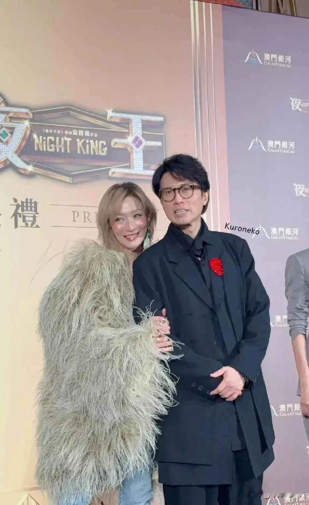 昔日女神居然变成这个样子了，她虽然已经55岁了，但是站在黄子华旁边，居然还有娇羞