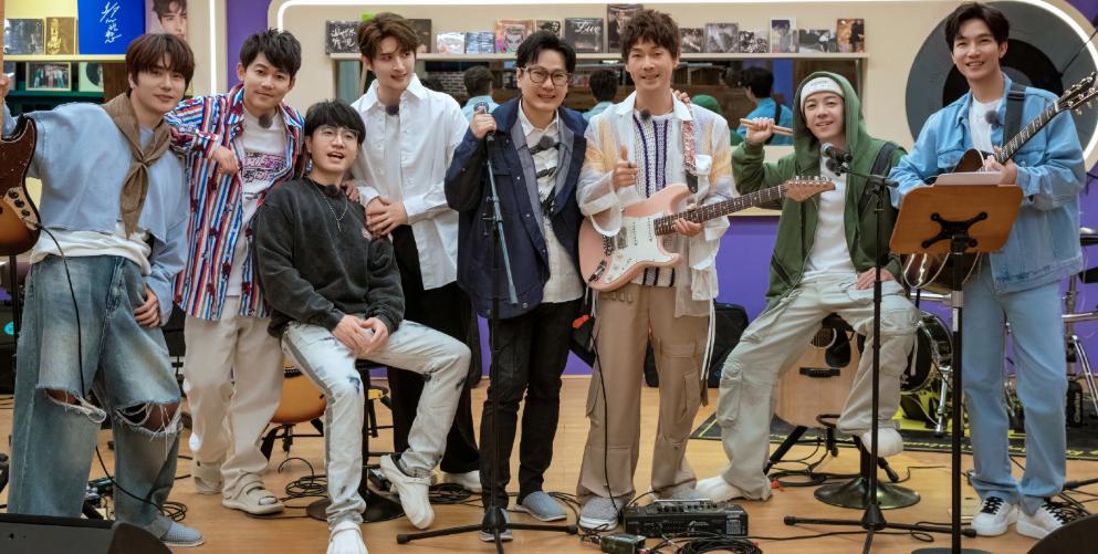 因为有不少网友都说《快乐老友有风季》的厚米太抢镜，后期剪辑太差，我又跑去看了第二