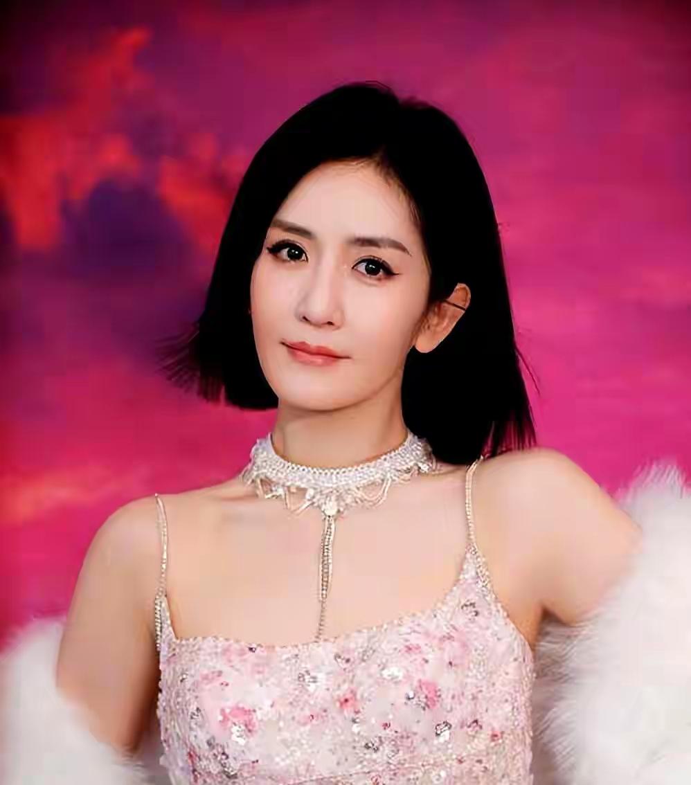谢娜开演唱会时，半个娱乐圈的明星都送了花篮，场面十分热闹，她在内娱的好人缘和地位