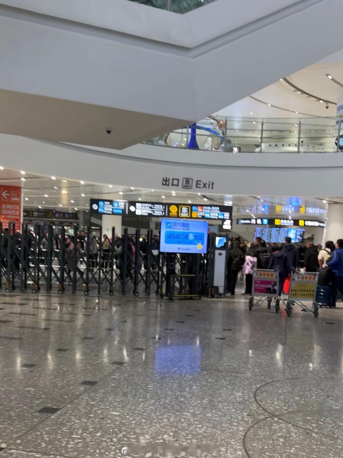 飞一趟新疆往返机票298元，机场打车回家300元。  