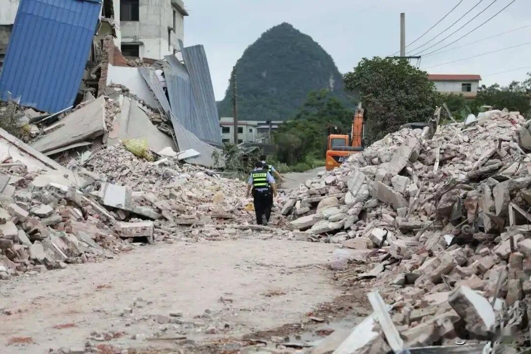一句话结论：对震中乡镇破坏严重、城区总体可控、长期影响有限，但暴露了自建房与抗震