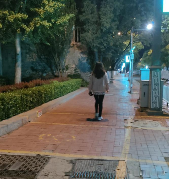 我爸二婚18年，临终把存折交给我，嘱咐我千万别拿出来给继母。
我爸今年六十五岁,