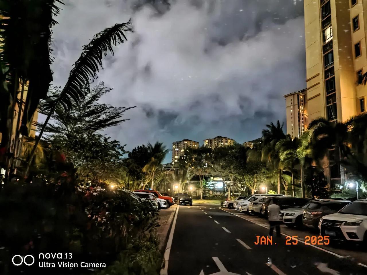 小区的夜晚很迷人。夜空里星星闪烁，就像无数双眼睛在俯瞰大地。银河横亘其中，星星组
