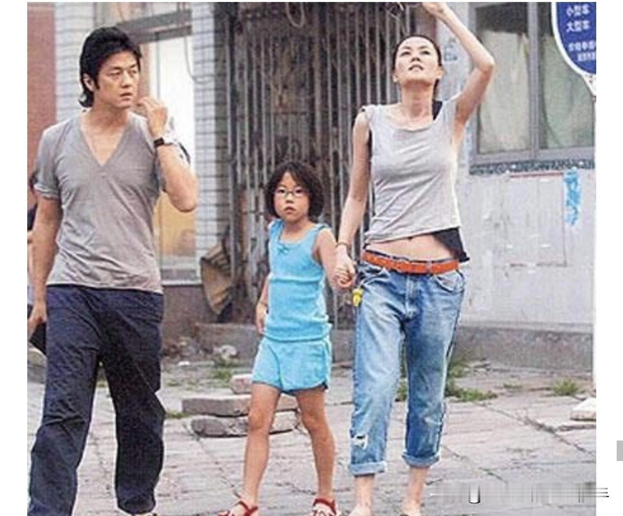 这是李亚鹏努力追求并拥有过的理想生活状态———一个充满烟火气、责任与温情的普通家