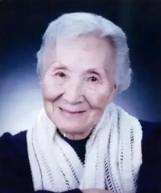 2007年，钱学森96岁大寿之际，寿宴现场高朋满座，忽然，钱学森看到角落中正坐着