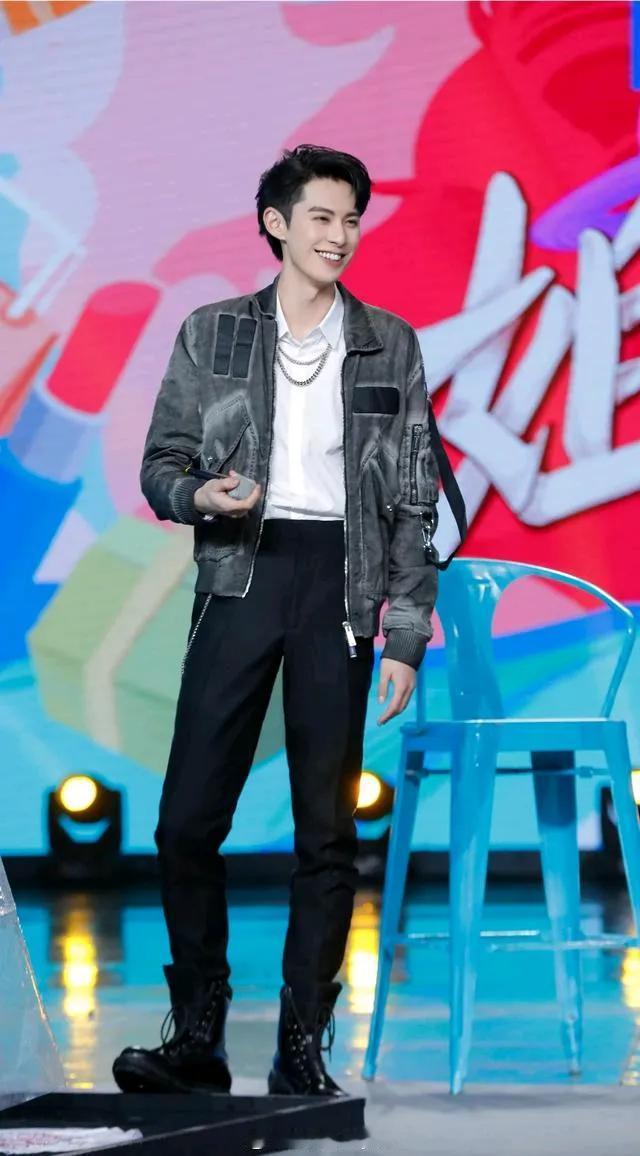 王鹤棣小骨架大高个，手肘齐肚脐，虎口过档，膝盖过肩膀，头肩比和头身比很完美。
