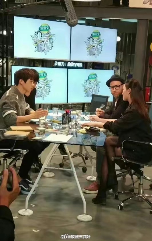 #曝芒果某节目制片人性骚扰#  魏大勋！我们大勋哥怎么又在现场了[允悲]谁懂啊，