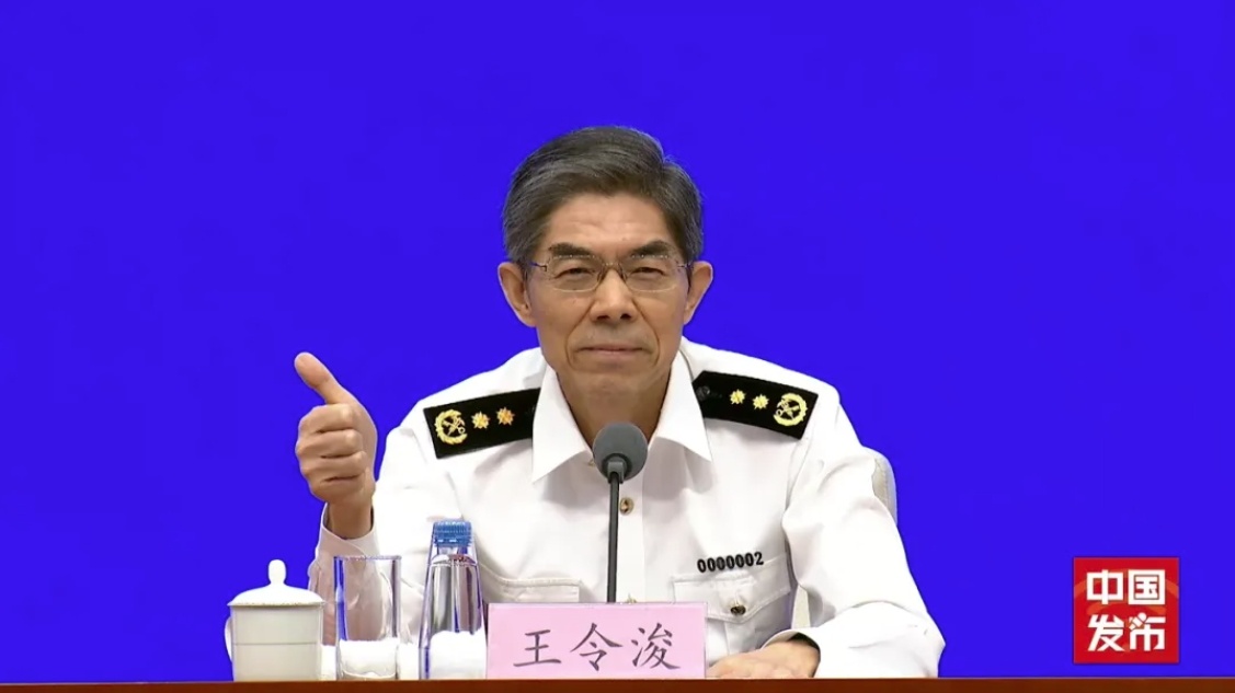 【#海关总署副署长教分辨真伪Labubu#】国务院新闻办公室7月14日举行新闻发
