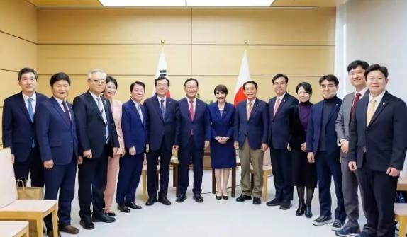 被咱们拒绝见面的日本经济团体，受到了高市早苗的接见，高市早苗表示：我们讨论了不要