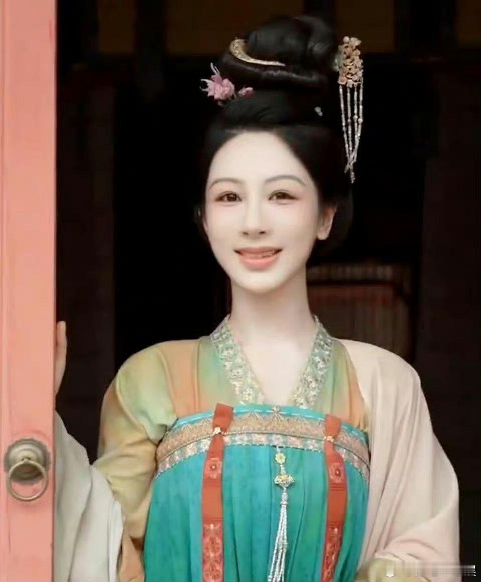 杨紫真是好圆润的一颗美妆蛋 ​​​