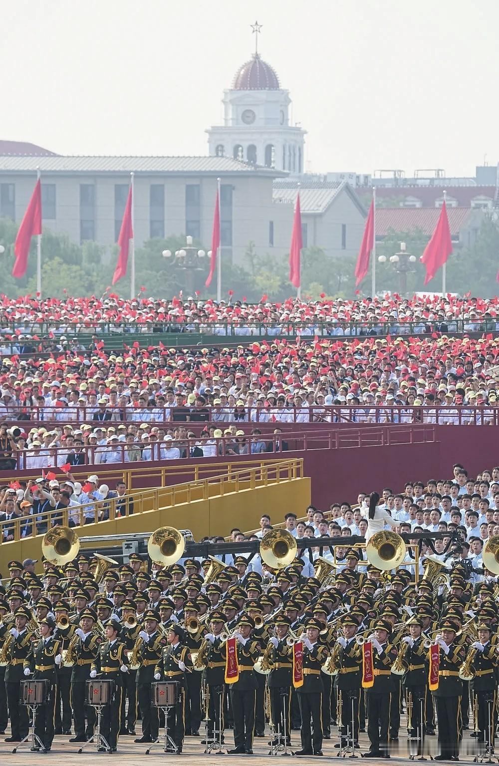 万国笙歌醉太平，倚天楼殿月分明！

1949年10月1日，周总理面对17架飞机说