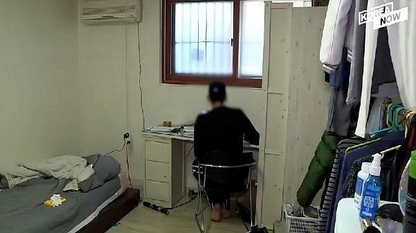 仅仅四周，手里的10万块钱疯涨到136万，紧接着又花了四周，连本带利跌得一干二净