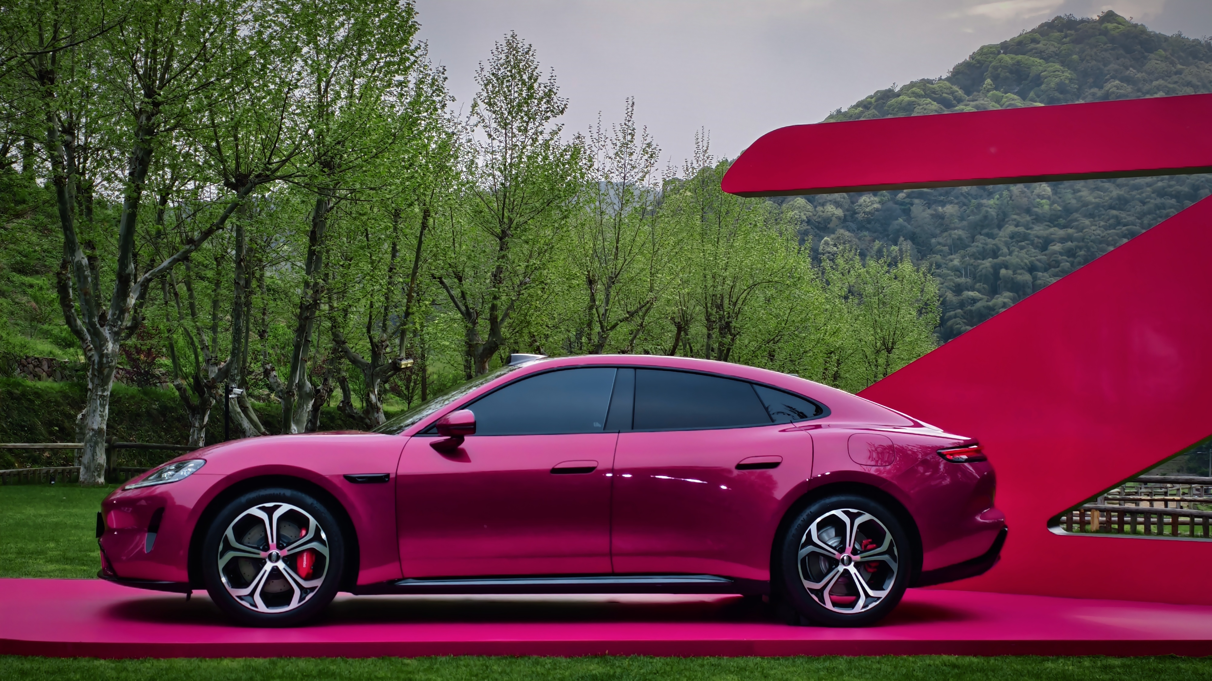 我这身衣服大地色系的质感偏低调沉稳，搭尚界Z7的电光紫粉有种什么感觉呢？电光粉紫