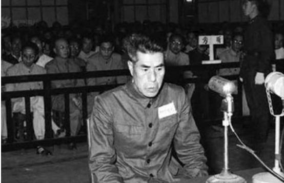 1957年，老八路徐永卿乘坐公交车的时候，看到一个很面熟的人。看了半天终于反应过