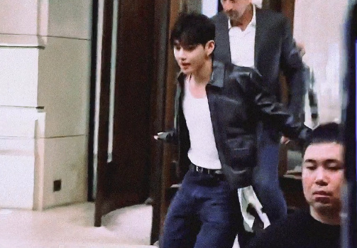 这个金泰亨怎么这样 半夜醒来看到能把我帅晕的程度 ​​​