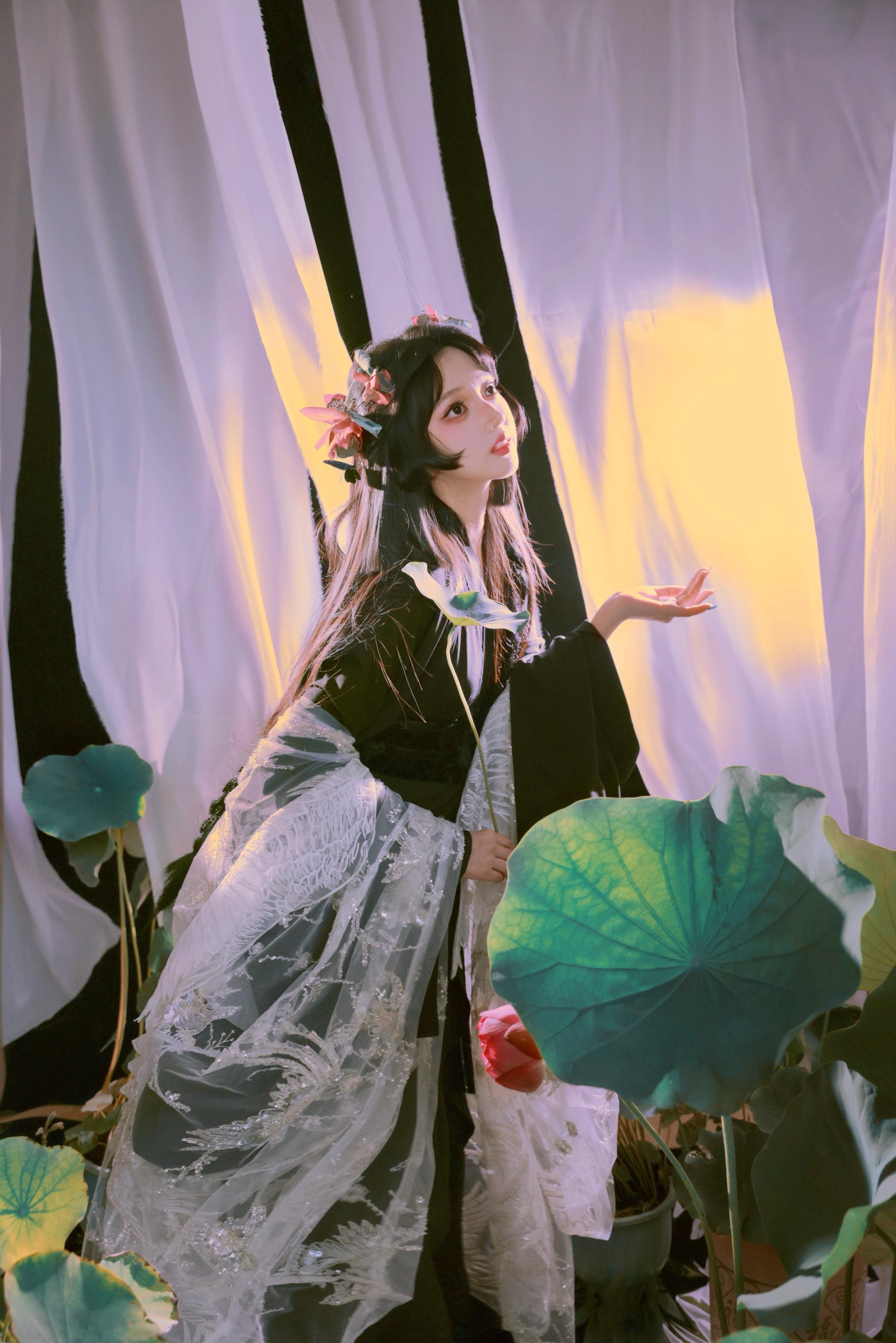 留得残荷听雨声。跟楚楚的又一组拍摄创作啦～