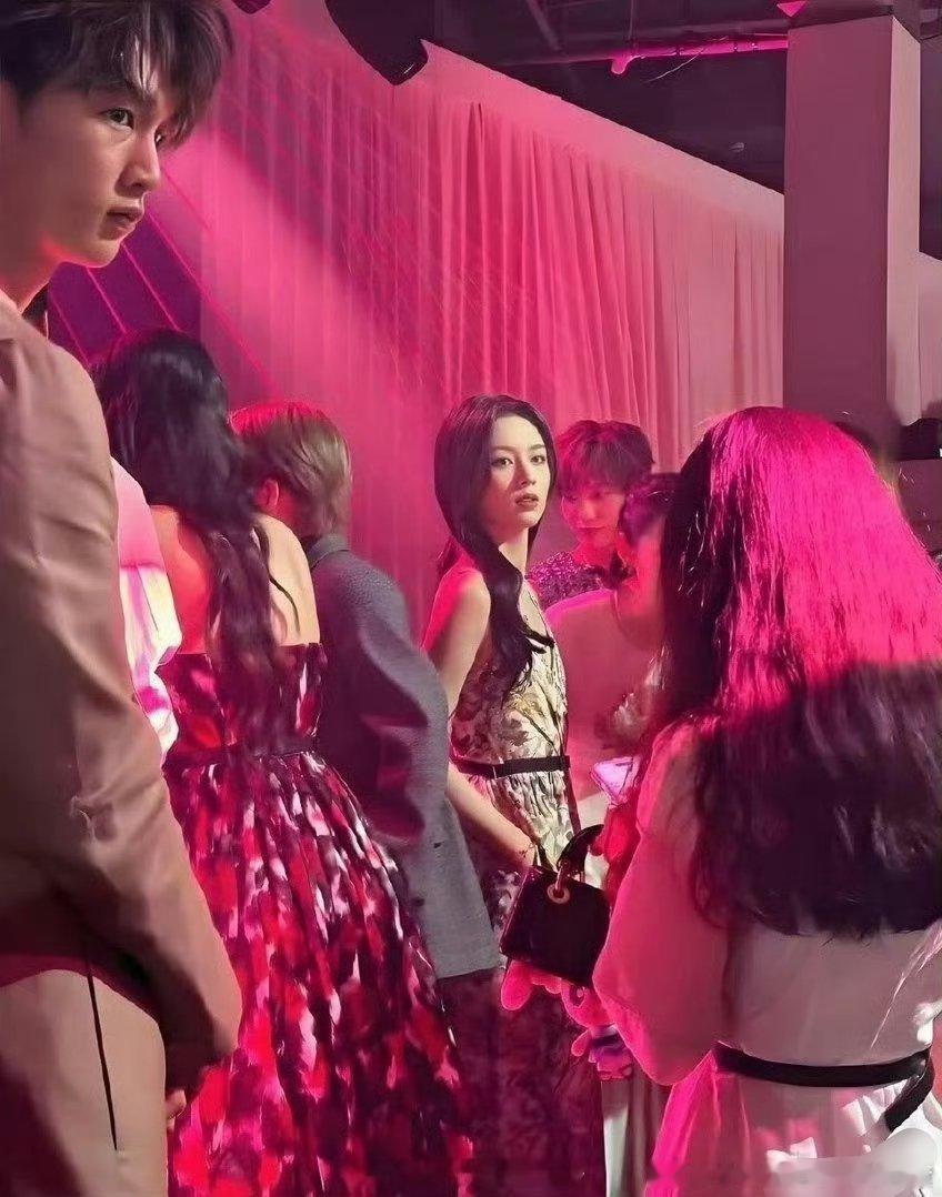 好像突然理解了为什么霸总能在人群中一眼锁定女主了 