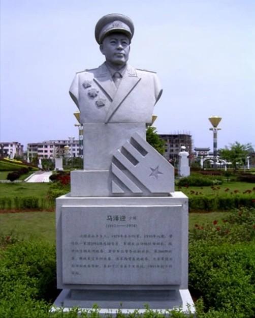 1935年初，贵州土城镇的枪声刚停，野战医院里又抬进一个重伤的战士，这个苗族汉子