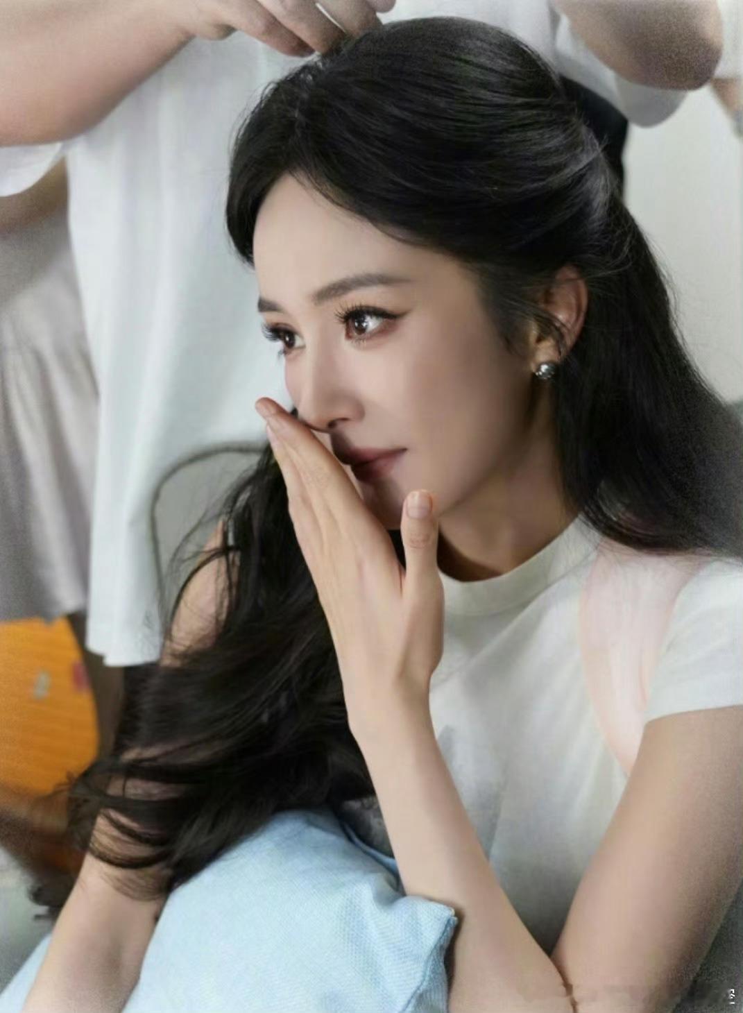 杨幂  🦊杨幂prada香氛代言人 希望天南地北的我们都万事顺意，我想去看极光