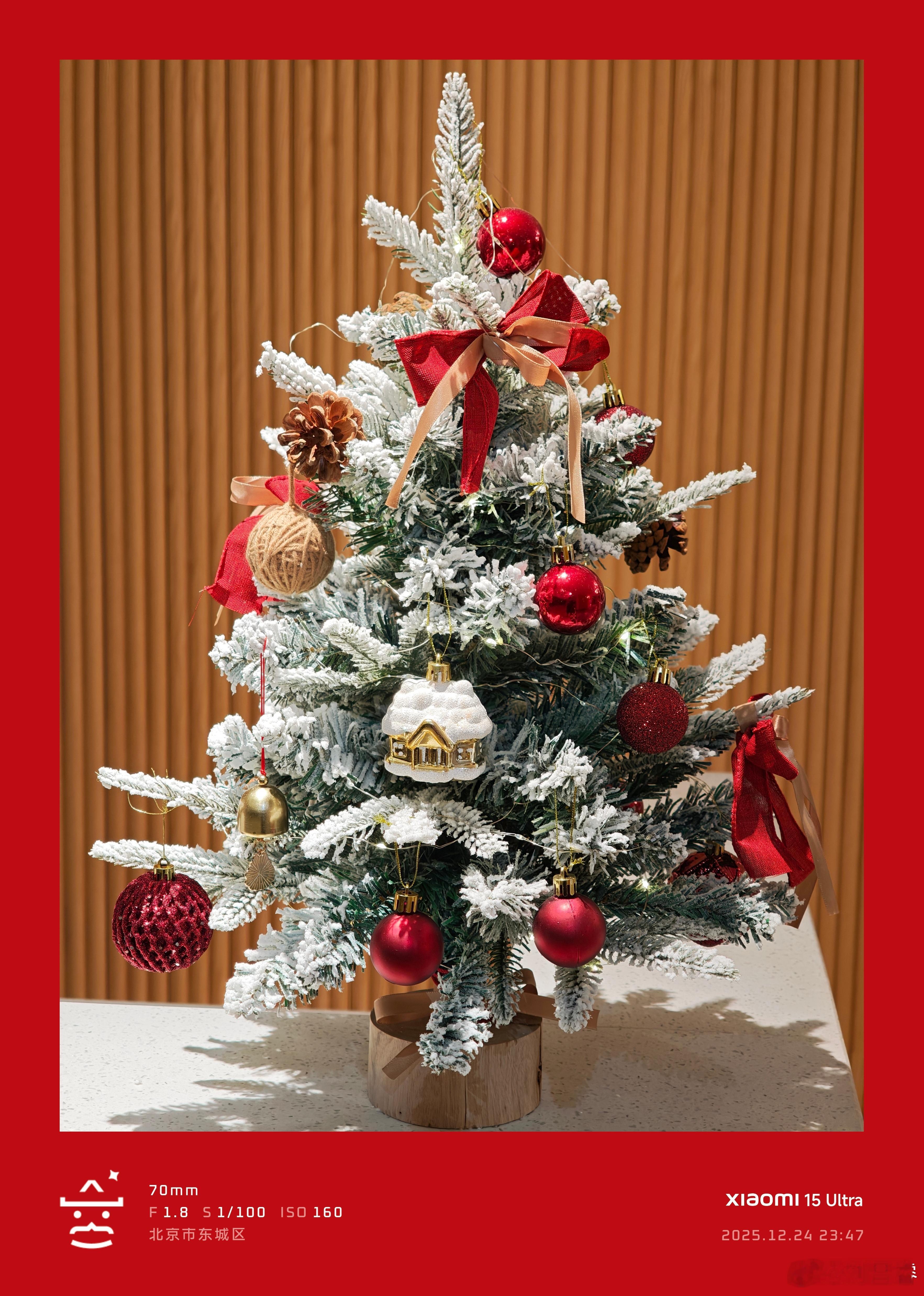 昨天说的北京二环内希尔顿花园，圣诞节氛围不错大堂有圣诞树🎄和免费的饼干糖果，入