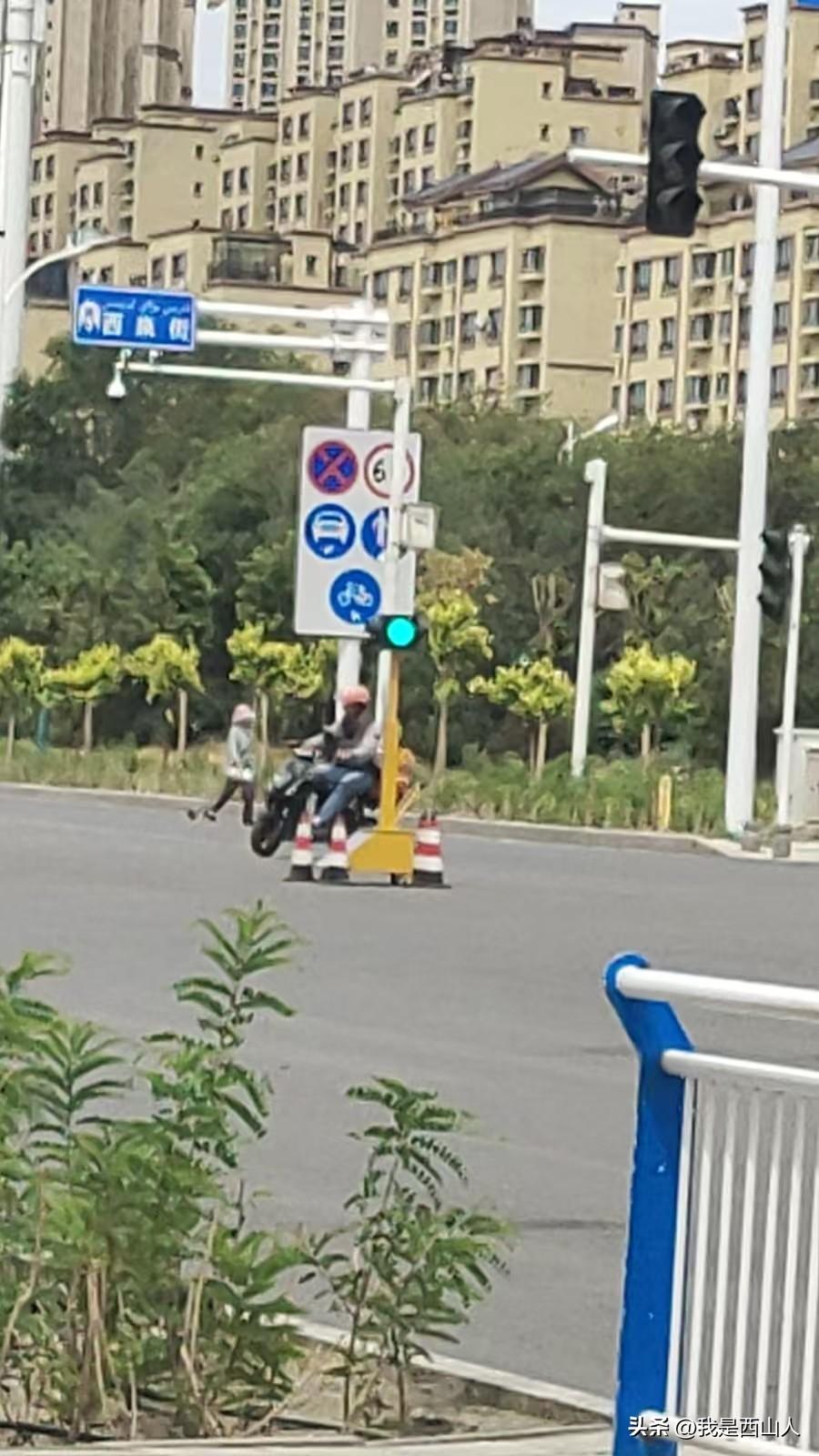 揪心！西泉街信号灯被掐电，城市主干道靠太阳能灯“撑场面”

     西泉街这条