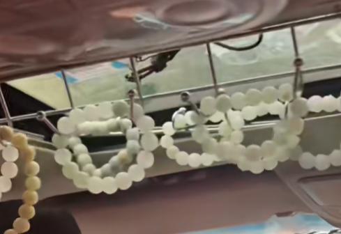 离谱！男子打网约车：车内摆满玉石珠宝 脚下也全是原石