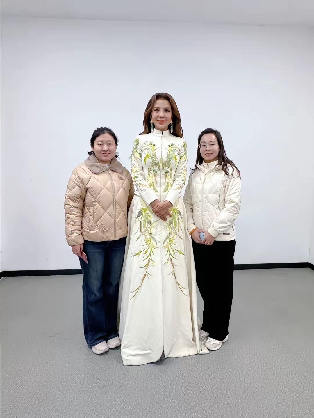 朱迅惊喜空降山西主持节目，一袭白绿印花拖地长裙美得让人挪不开眼，妥妥的主持界时尚